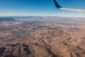 luftaufnahme aus dem flugzeug über reno nevada foto