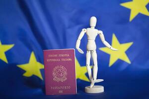 Moskau, Russland. 02 12 2018. Italienisch Reisepass und Dummy Figur im Vorderseite gehen EU Flagge. foto