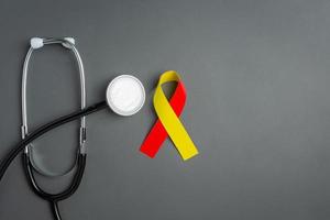 Bewusstsein zum Welthepatitis-Tag mit rot-gelbem Band foto