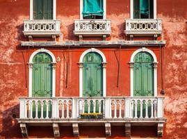 300 Jahre alte venezianische Palastfassade vom Canal Grande foto