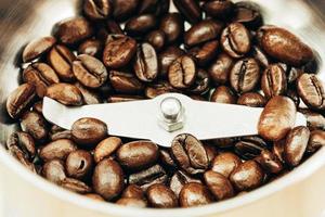 Nahaufnahme Kaffeebohne auf Kaffeemühle