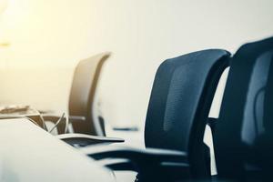 Schwarzer Stuhl im Konferenzraum im modernen Büro hautnah foto