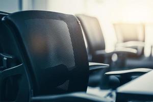 Schwarzer Stuhl im Konferenzraum im modernen Büro hautnah foto