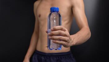 Trinkwasser gemischt mit Mineralstoffen und Vitaminen foto