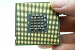 realistischer CPU-Rückansicht-Prozessor-Chip in der Hand auf weißem Hintergrund foto