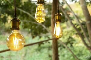 klassische Retro-Glühlampe führte elektrische Lampe auf Unschärfehintergrund