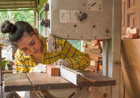 Frauen, die stehen, arbeiten an einer Werkbank mit Schnittholz foto