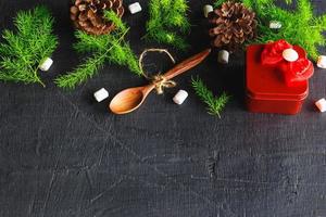 Holzlöffel und Kiefer Hintergrund Weihnachten Hintergrund Konzept foto