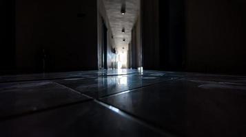 Fußabdrücke auf dem Boden in einem leeren verlassenen Büro während der Isolation foto