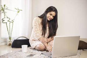 indisches hübsches junges Mädchen mit Laptop zu Hause foto