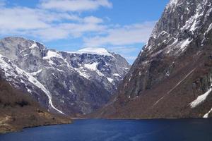 mit einem kreuzfahrtschiff durch den ardalsfjord foto