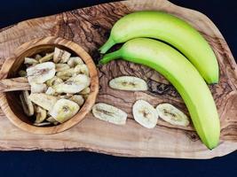 getrocknete Bananenchips auf Olivenholz foto