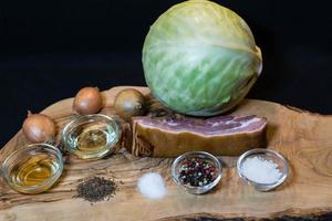 Schweinshaxe mit Sauerkraut und Brot foto