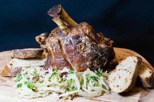 Schweinshaxe mit Sauerkraut und Brot foto