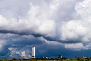 der leuchtturm blavandshuk fyr an der westküste von dänemark foto