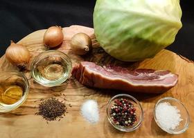 Schweinshaxe mit Sauerkraut und Brot foto