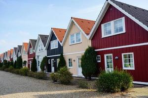 Reihenhäuser aus Holz als Ferienhäuser in Dänemark foto