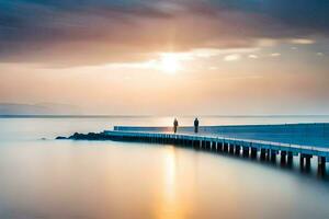 zwei Menschen gehen entlang ein Seebrücke beim Sonnenuntergang. KI-generiert foto