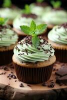 Minze Schokolade Chip Cupcakes mit Minze Glasur und Schokolade Rasuren foto