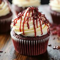 rot Samt Cupcakes mit Sahne Käse Glasur und Schokolade Nieselregen foto