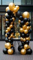 elegant schwarz und Gold Ballon Anordnung foto