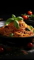 Italienisch Lebensmittel. Spaghetti Pasta im schwarz Teller auf dunkel Hintergrund ai generiert foto