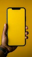 Box gehaltenen durch Hand, präsentiert gegen Telefon und Gelb Hintergrund künstlerisch Synergie Vertikale Handy, Mobiltelefon Hintergrund ai generiert foto