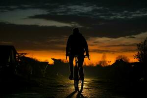 ein Mann Fahrten seine Fahrrad wie Nacht steigt herab, ein friedlich Reise ai generiert foto