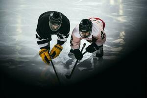 ein Eis Eisbahn Szene mit ein Schiedsrichter und heftig Eishockey Aktion ai generiert foto