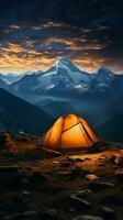 sternenklar Gipfel Camping Zelt aufgeschlagen hoch, eingetaucht im bergig nachtaktiv Größe Vertikale Handy, Mobiltelefon Hintergrund ai generiert foto