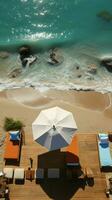 Ferien Konfiguration sandig Strand gesehen von über, begrenzt durch Handtuch und Sommer- Artikel Vertikale Handy, Mobiltelefon Hintergrund ai generiert foto