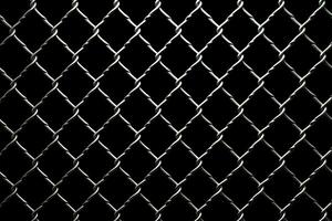 Gitter von Kette Verknüpfung Gittergewebe Zaun gegen ein schwarz Hintergrund ai generiert foto