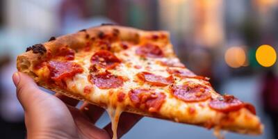 ein Stück von Pizza Nahansicht im das Hand auf das Hintergrund von das Stadt. generativ ai foto