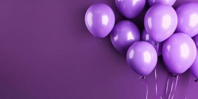 lila Luftballons auf ein lila Hintergrund, mit Raum zum Text. lila Banner. generativ ai foto