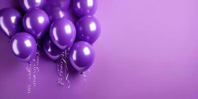 lila Luftballons auf ein lila Hintergrund, mit Raum zum Text. lila Banner. generativ ai foto