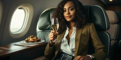 Herrlich afrikanisch Frau auf ein Flugzeug mit ein Glas von Champagner. generativ ai foto