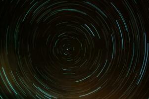 lange Exposition von das Himmel gesehen beim Nacht mit Tausende von Sterne foto