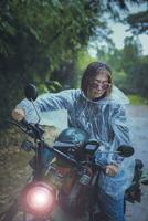 ziemlich Frau tragen Plastik Regen Kleider Reiten klein Enduro Motorrad foto