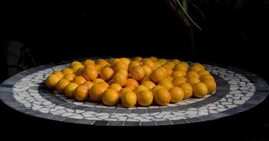 Orangen auf dem Terrassengartentisch foto