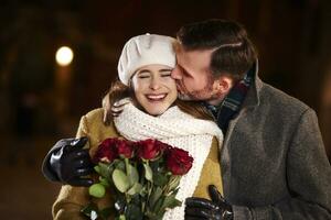 Mann küssen seine Lachen Freundin im Winter foto
