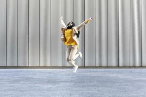 Porträt von glücklich jung Frau Springen im das Luft foto