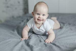 Porträt von Lachen Baby Junge Lügen auf Bett foto