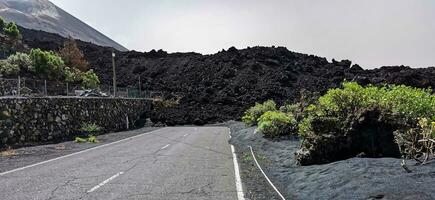 erstarrt vulkanisch Lava Strom von das cumbre vieja Vulkan auf das Insel von la Palma foto