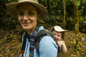 Japan, Okinawa, Frau Wandern mit ihr Baby durch das UNESCO Welt Erbe Sicht, heilig Seite? ˅ sefa utaki foto