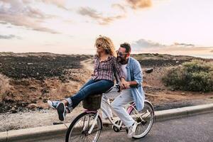 lächelnd Paar auf Fahrrad, Teneriffa, Spanien foto