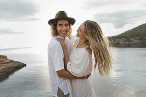 Porträt von jung Paar im Liebe Stehen im Vorderseite von das Meer, Ibiza, balearisch Inseln, Spanien foto