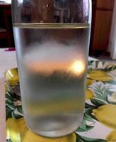Kondensation auf einem Glas kaltem Wasser foto