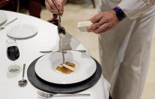 Letzte Aufnahmen eines Kochs im Speisesaal eines Restaurants in Spanien foto