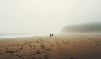 nebelig Landschaft mit Silhouetten von Menschen Gehen entlang das Strand. ai generiert foto