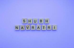 Oktober 15-24, shubh Navratri, ein minimalistisch Banner mit ein Inschrift im hölzern Briefe foto